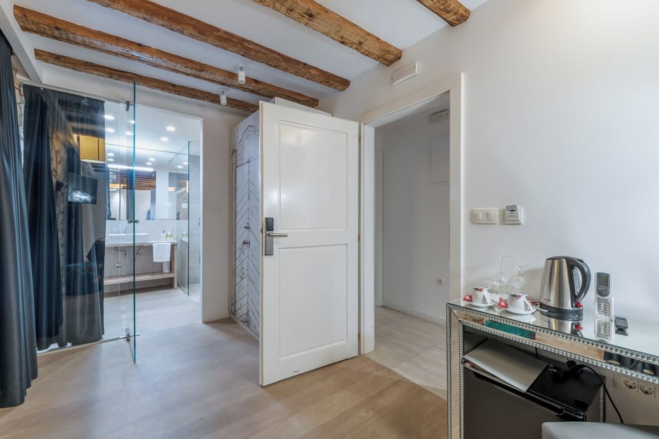 Deluxe Double Room | In-room safe, desk, blackout drapes, iron/ironing board
