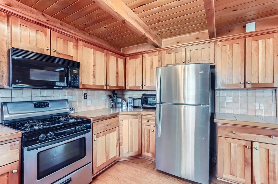 House, 3 Bedrooms | Private kitchen | Fridge, oven, stovetop, coffee/tea maker