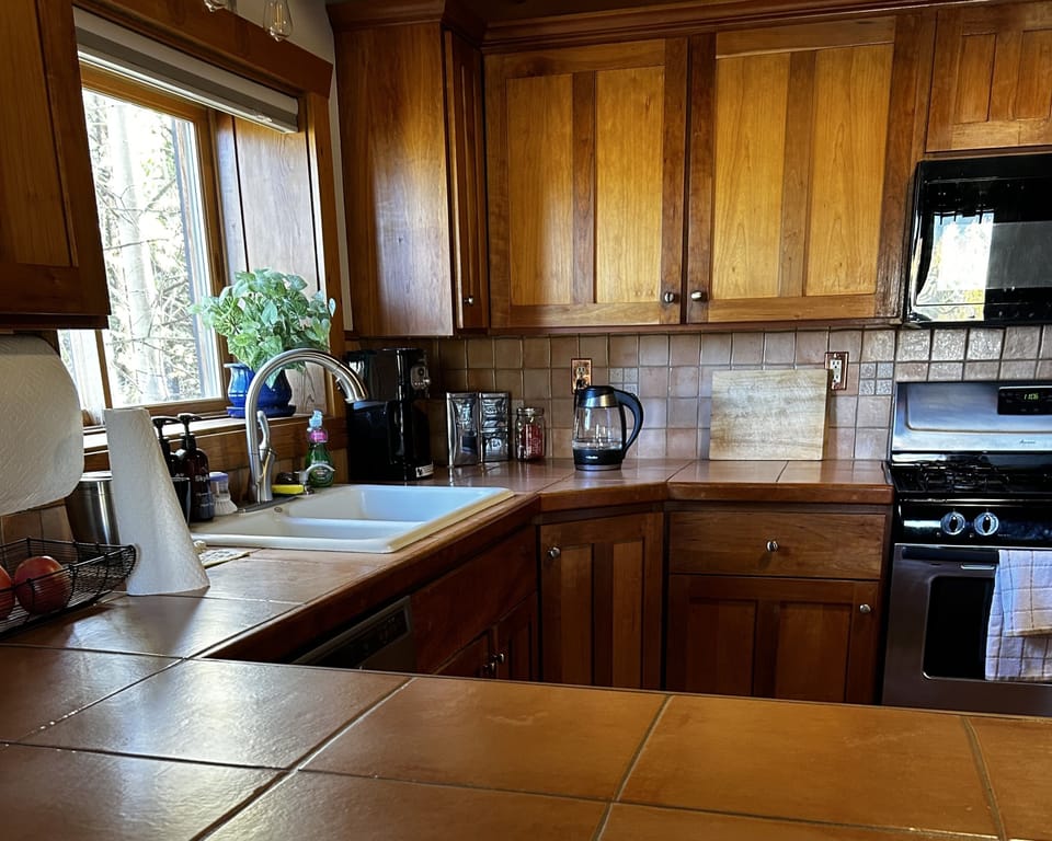 House, 3 Bedrooms | Private kitchen | Fridge, oven, stovetop, coffee/tea maker