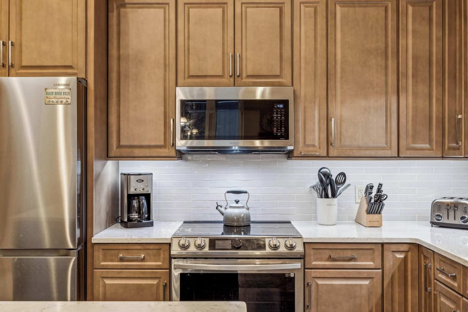 Fully equipped kitchen with additional dining table 