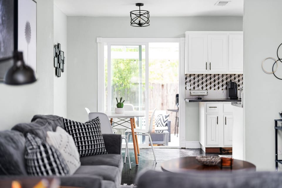 A simple yet inviting dining space with a great view of the patio and easy access to the kitchen. Enjoy a peaceful breakfast before heading out for a scenic stroll at Brushy Creek Trail or fuel up for an exciting day at Austin’s Park ‘n’ Ride!