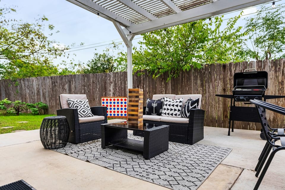 Lounge on these stylish sofas and enjoy the fresh air! With a BBQ grill nearby, it’s the perfect spot to savor a smoky Texas meal while taking in the scenic view—just like Salt Lick BBQ, but at home!