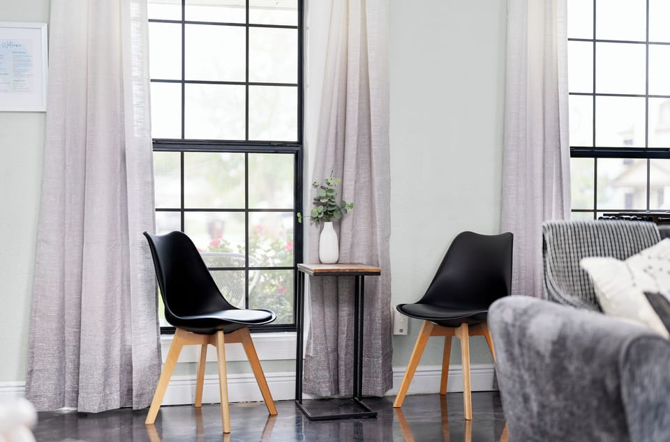 Sink into classic comfort! With extra seating and large windows offering a scenic view, this space is ideal for morning coffee before exploring Brushy Creek Trail or grabbing famous treats from Round Rock Donuts.