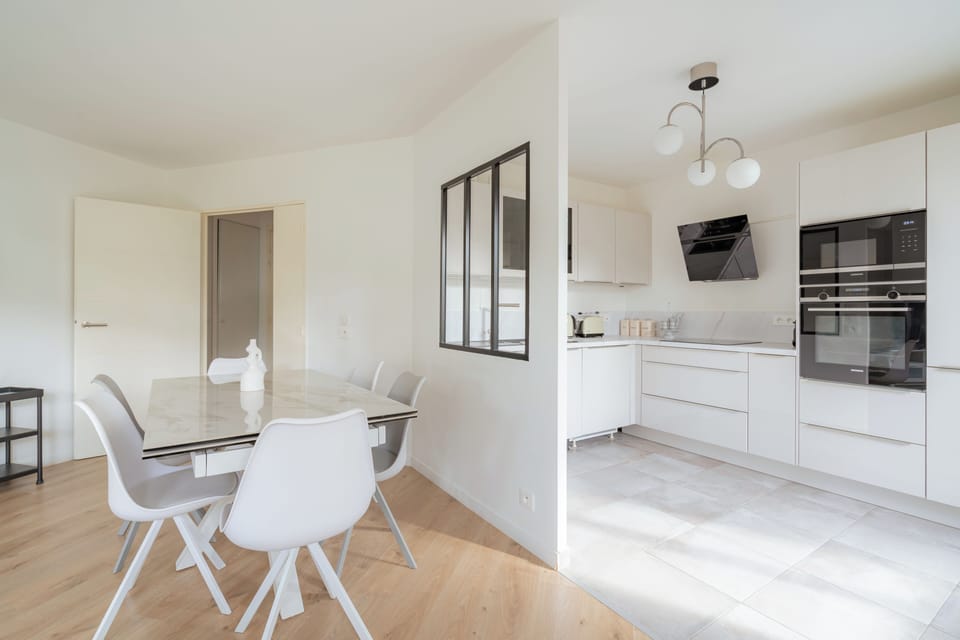 Apartment, Balcony | Private kitchen | Fridge, microwave, oven, stovetop