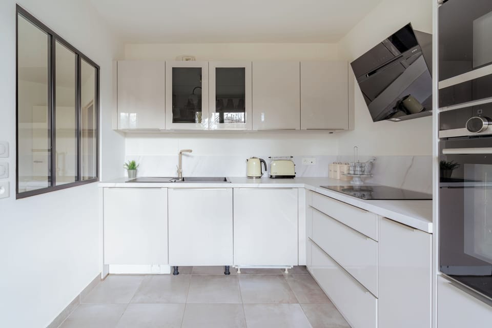 Apartment, Balcony | Private kitchen | Fridge, microwave, oven, stovetop