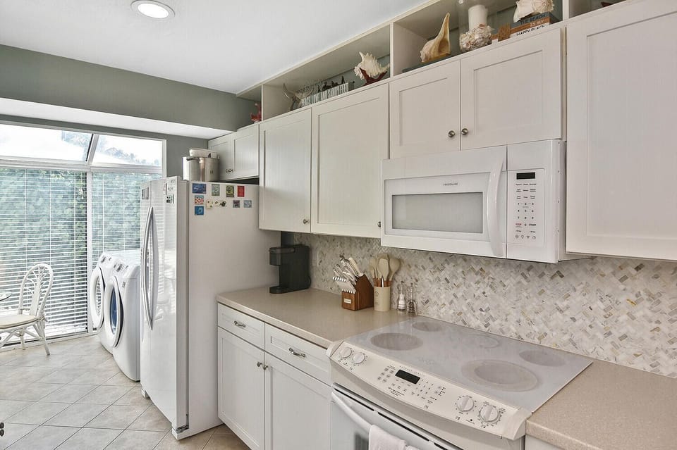 Full kitchen with washer and dryer in the kitchen nook.