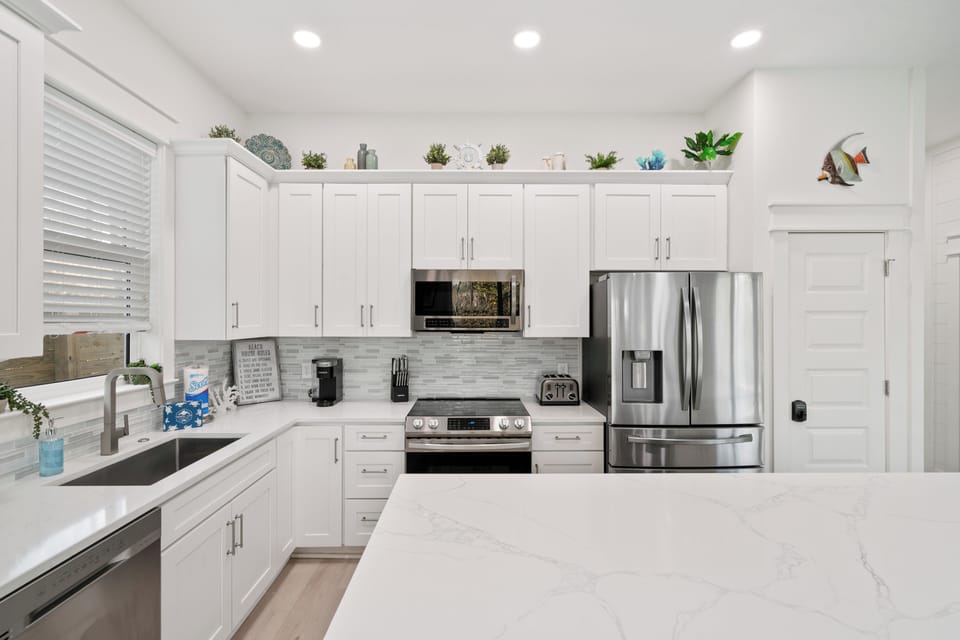 The kitchen has all the appliances needed to make meal prep easy.