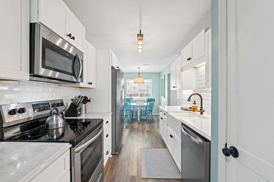 Pristine & fully equipped kitchen for your culinary needs!