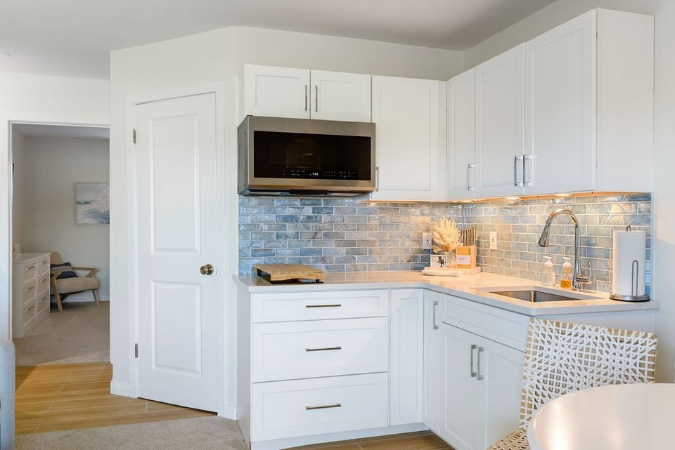 Beautifully designed efficiency kitchen featuring relaxed coastal decor.