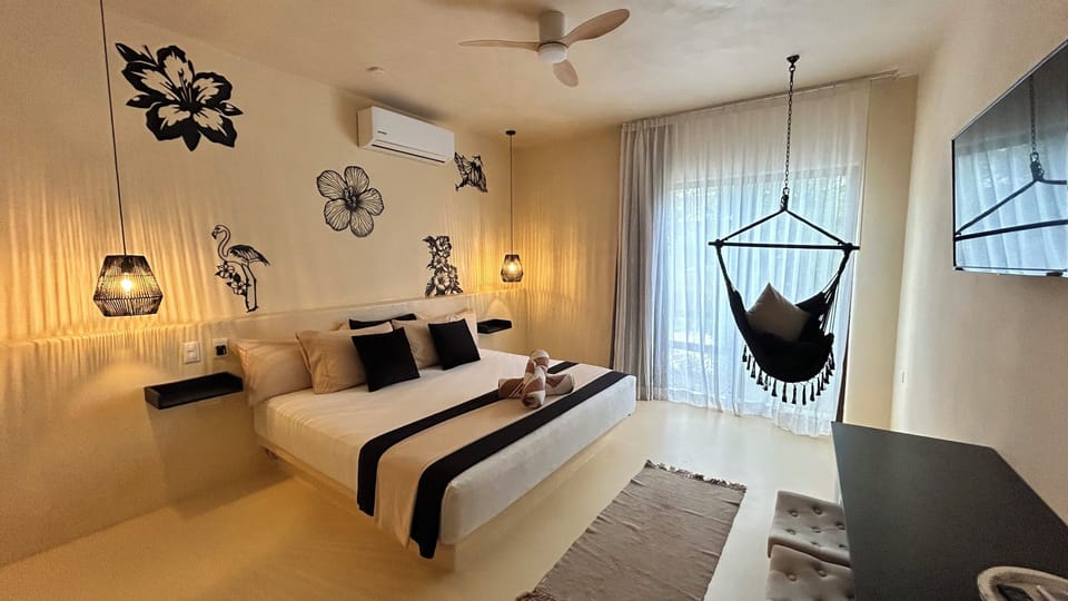 Basic Room, 1 King Bed | Premium bedding, in-room safe, individually decorated