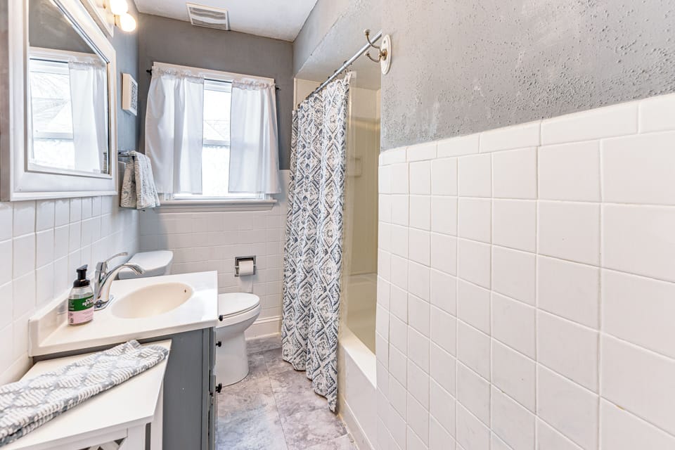 Full Bathroom | Towels Provided