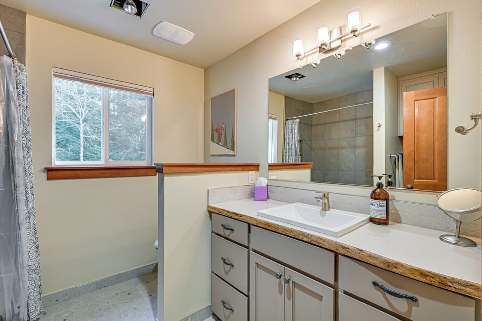 Full Bathroom | 1st Floor | Towels Provided | Hair Dryer