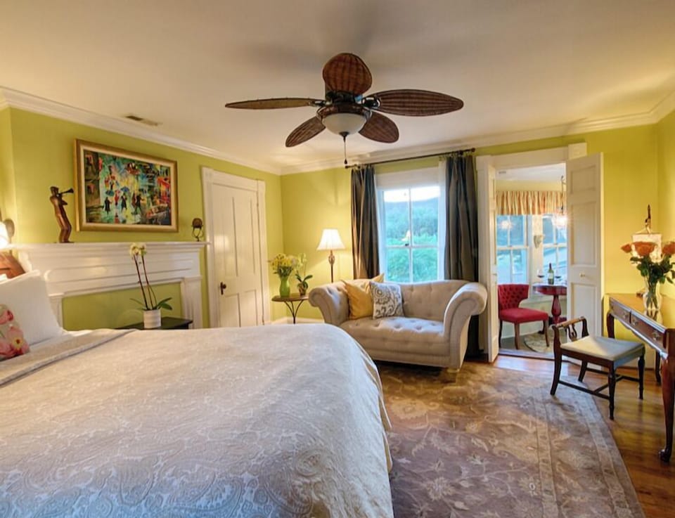 Classic Room, 1 Queen Bed | In-room safe, desk, iron/ironing board, free WiFi