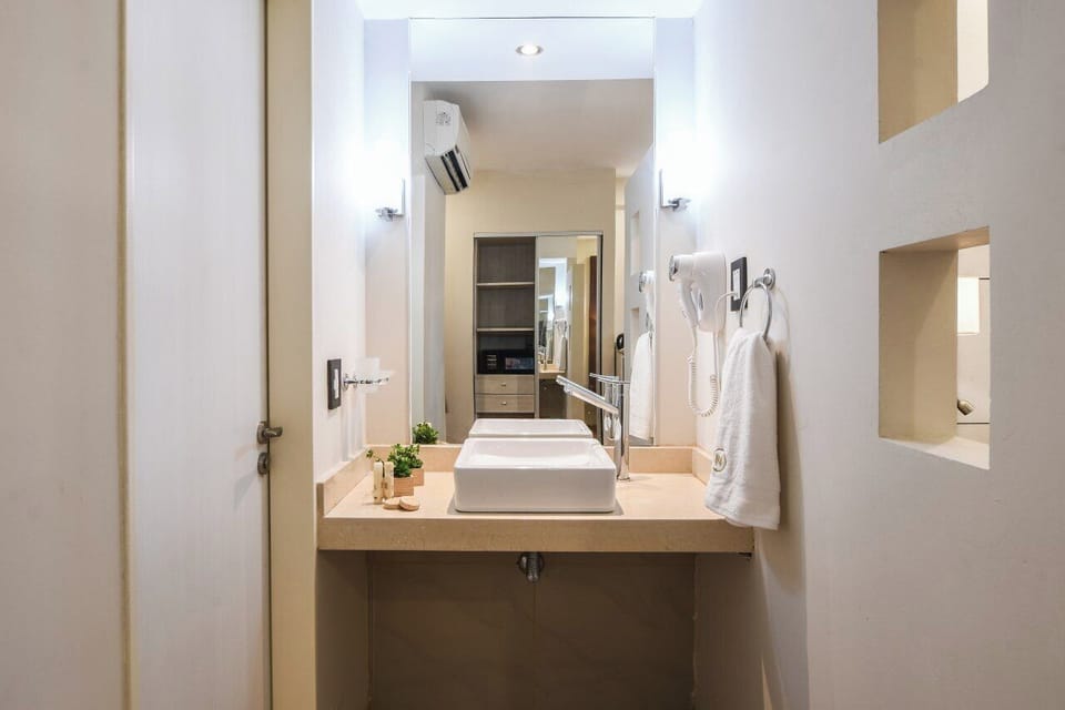 Standard Room, 1 Queen Bed | Bathroom | Hair dryer, bidet, towels, soap