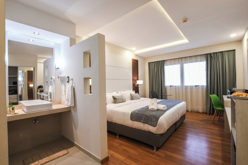 Standard Room, 1 Queen Bed | Down comforters, minibar, in-room safe, laptop workspace
