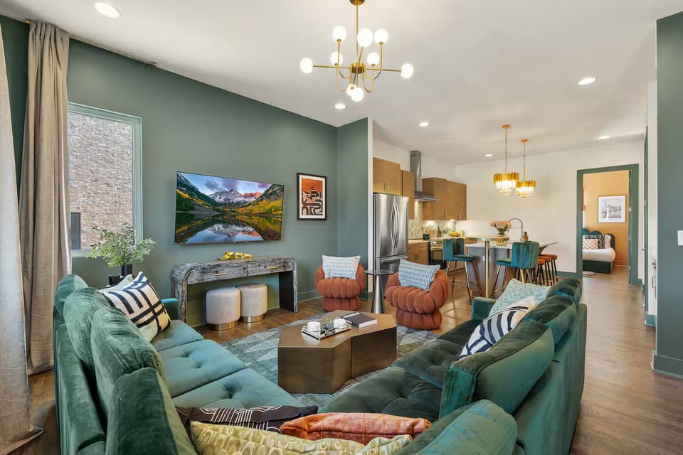 Unwind in our cozy living room as the sunset paints the sky, with a plush sectional sofa that is perfect for drinks and games. Have a relaxing evenings in or hang out before an eventful night out!