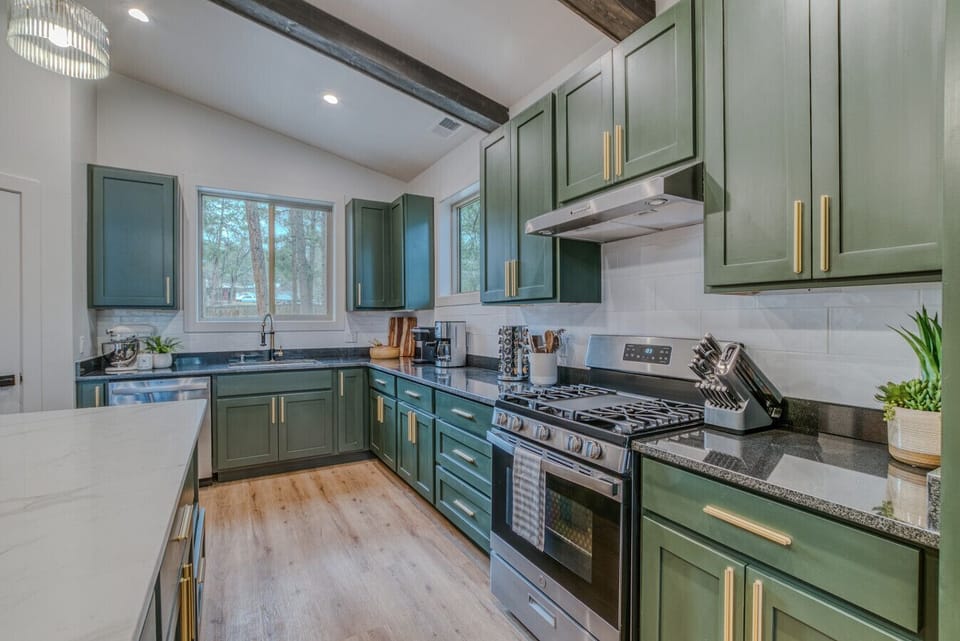 Make memories cooking in this fully stocked kitchen!  Your family may love biscuits and gravy for breakfast or chicken parmesan for dinner!