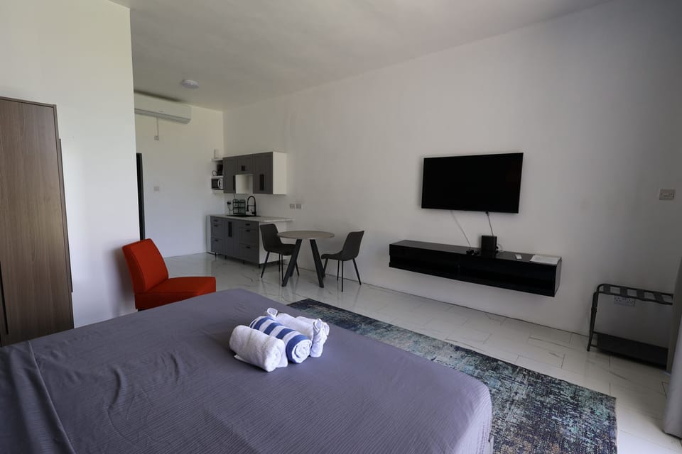 Luxury Suite, Pool View | 1 bedroom, free WiFi