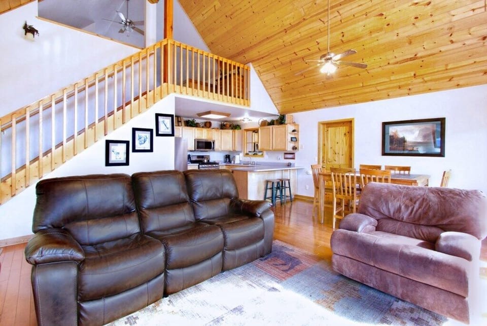 Upstairs_familyroom3