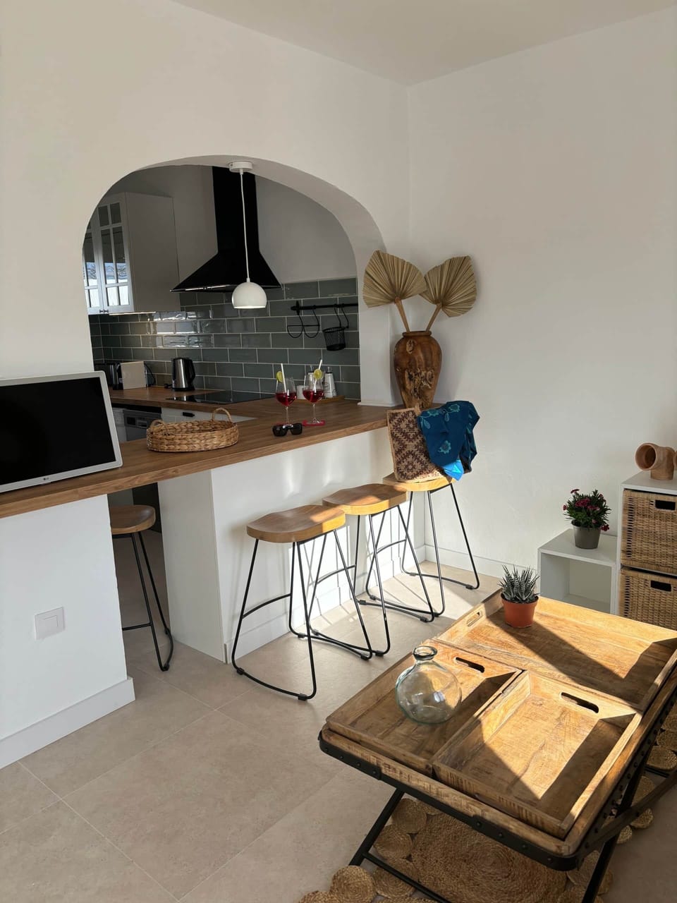 DINING ROOM WITH BAR