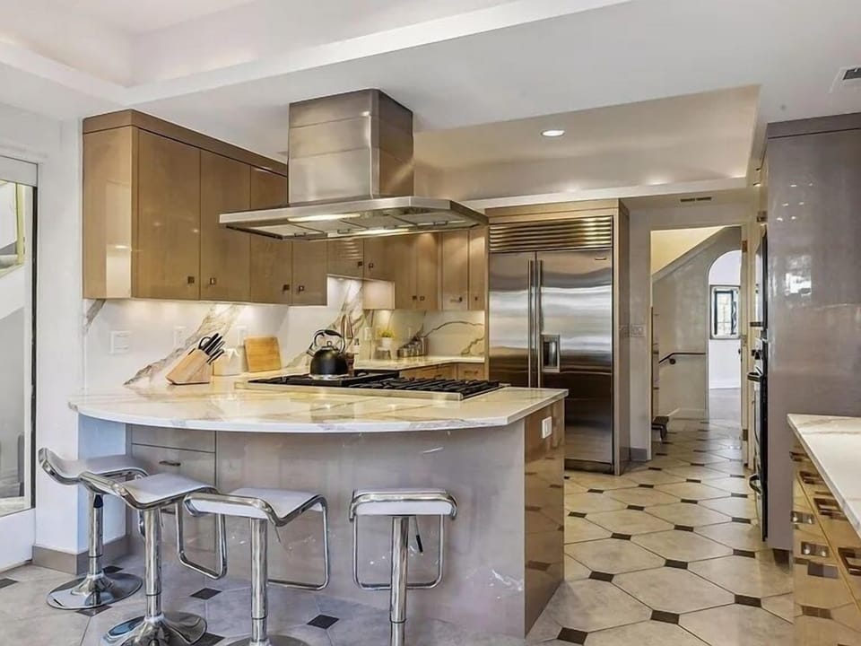 Chef's kitchen, Subzero rear, dishwasher, dbl Viking oven, Viking range, Viking microwave