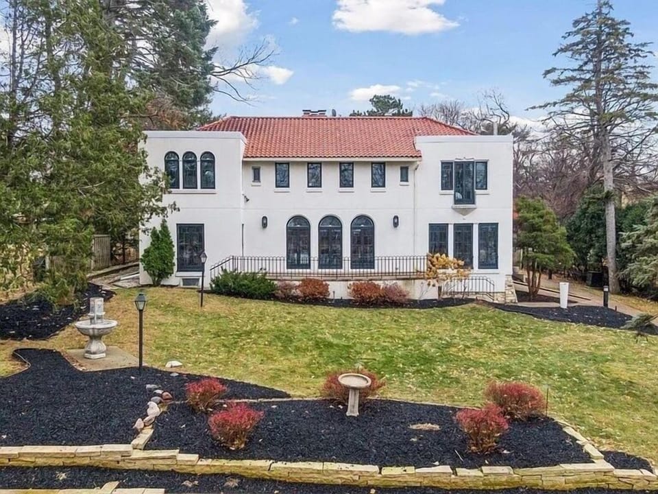 Welcome to Harriet's Hideaway, 9000sq.ft mansion located ON Lake Harriet