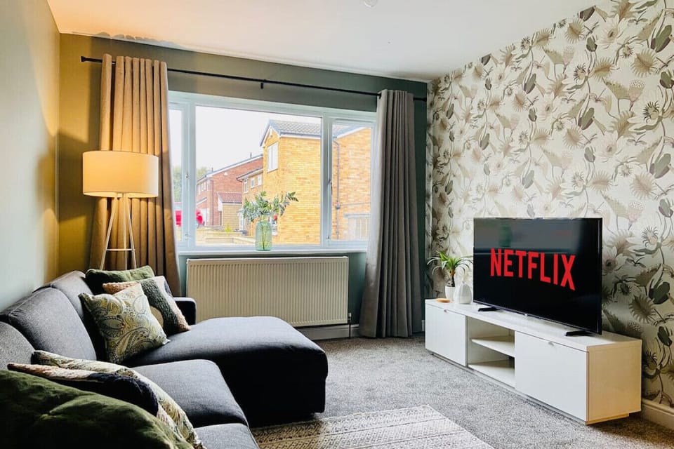 [Living room] 50` Smart TV with Netflix & Amazon Prime