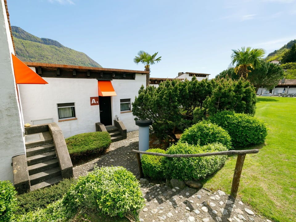 Shrub, Groundcover, Garden, Cottage, Hacienda, Lawn, Landscaping, Yard, Farmhouse, Hedge