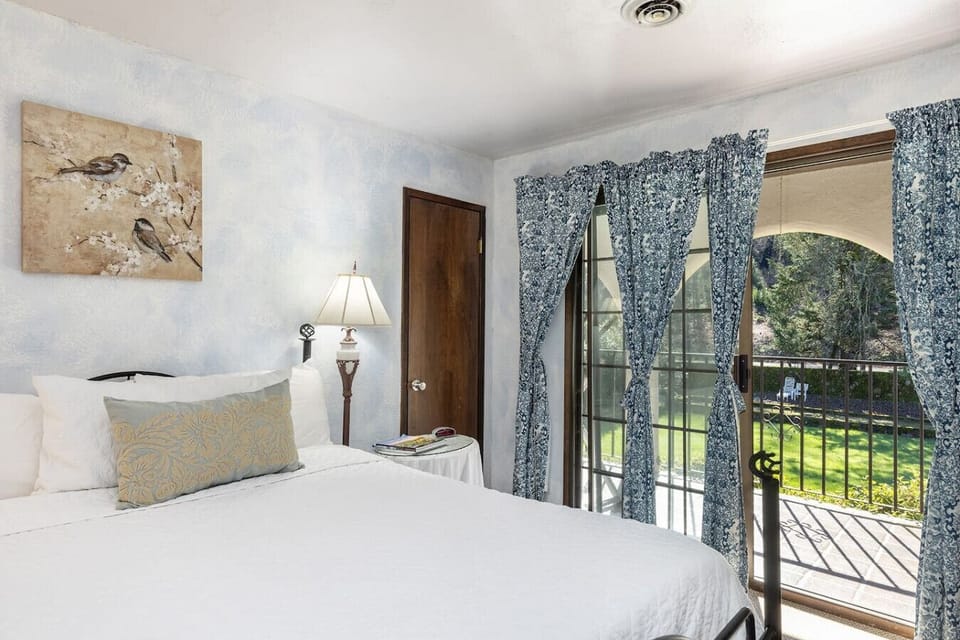 Wake up to the perfect blend of comfort and nature! Soft linens, a gentle breeze, and a view that makes every morning feel like a retreat. 🌿💙 #BedroomGoals #SereneSpaces #MorningBliss