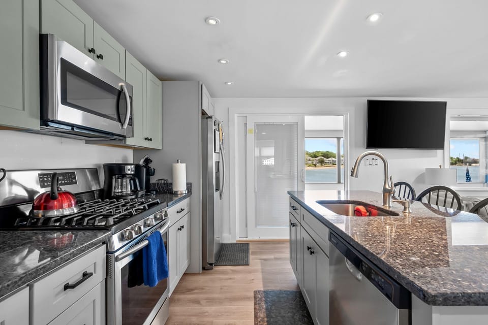 Fully equipped kitchen with seating for 4