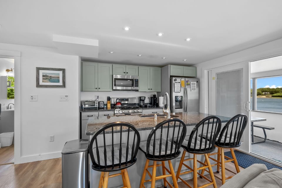 Fully equipped kitchen with seating for 4