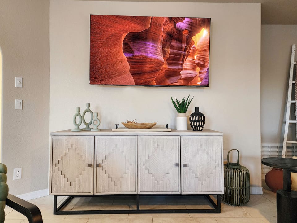 Streaming Apps and speedy Wifi means you can bring your Netflix with you. 