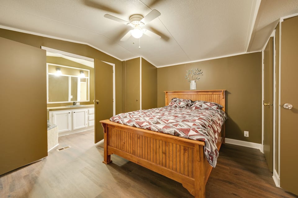 Bedroom 1 | Queen Bed