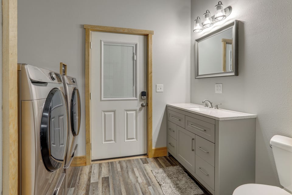 En-Suite Bathroom | Washer/Dryer | 1st Floor