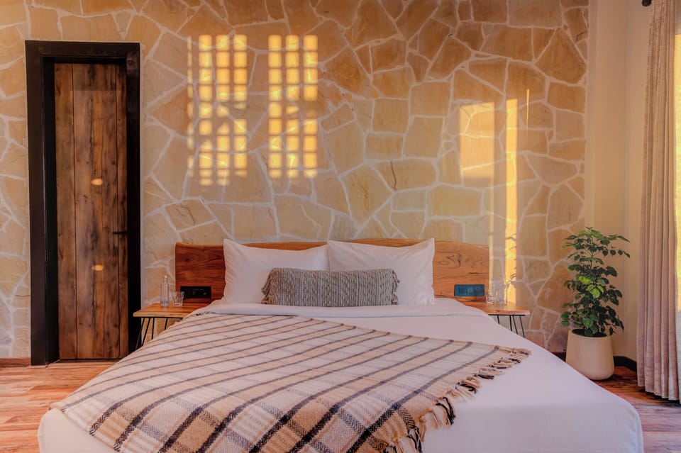 Aksha - Mountain Suite with Balcony | Hypo-allergenic bedding, down comforters, memory foam beds