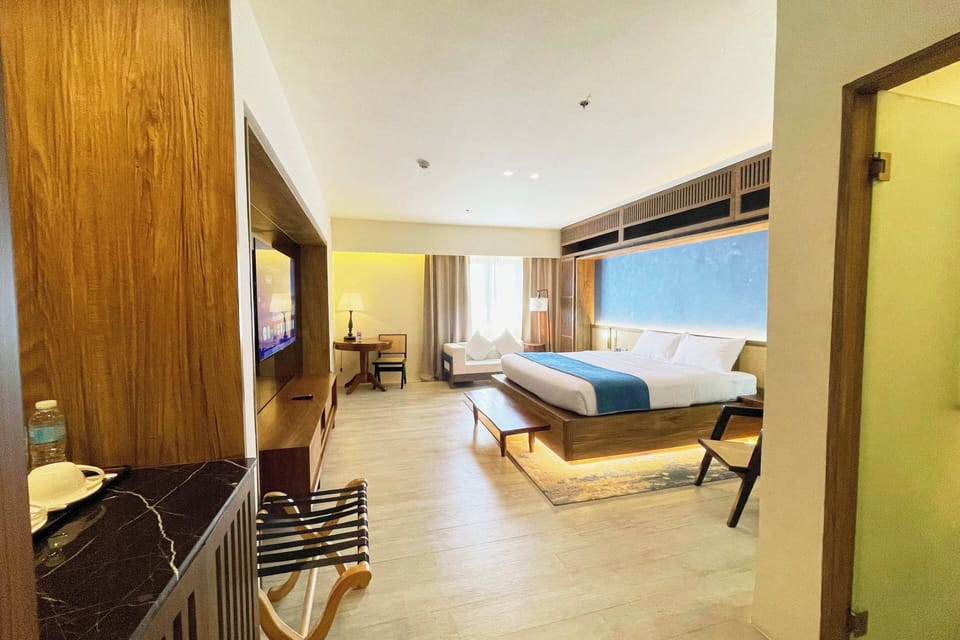 Deluxe Suite Room | Desk, blackout drapes, iron/ironing board (on request), WiFi (free)
