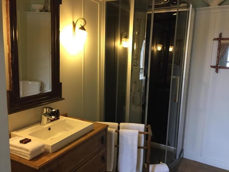 Double Room, Garden View | Bathroom | Hair dryer, towels, soap, shampoo