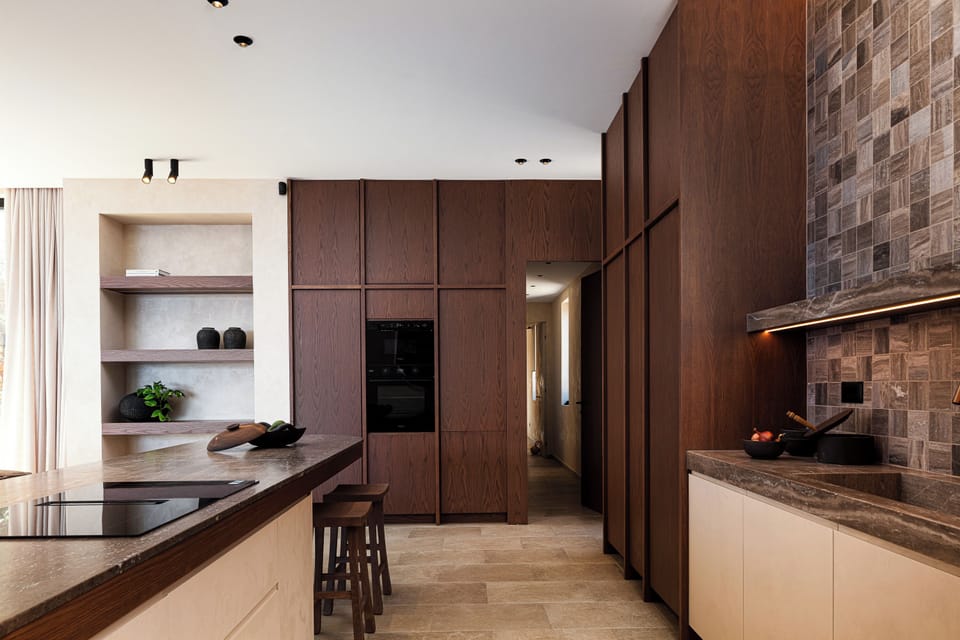 Fully equipped kitchen with BOSCH and WHIRLPOOL appliances, plus a long island with 4 stools for casual dining