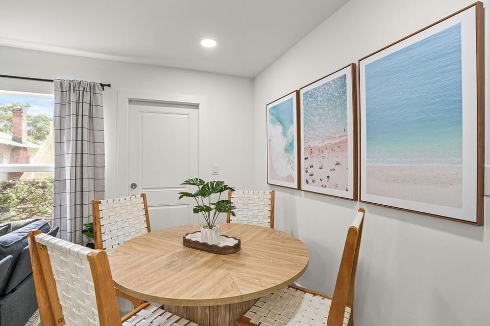 Look at that interior! 😍 Enjoy meals and good company in our stylish dining area, featuring beautiful coastal artwork. 🍽️🖼️
