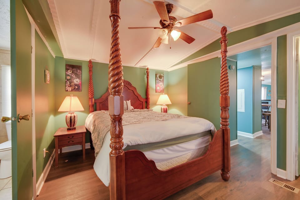 8 Mi to Dtwn Greenville: Pet-friendly Family Home! Cottage in North Carolina