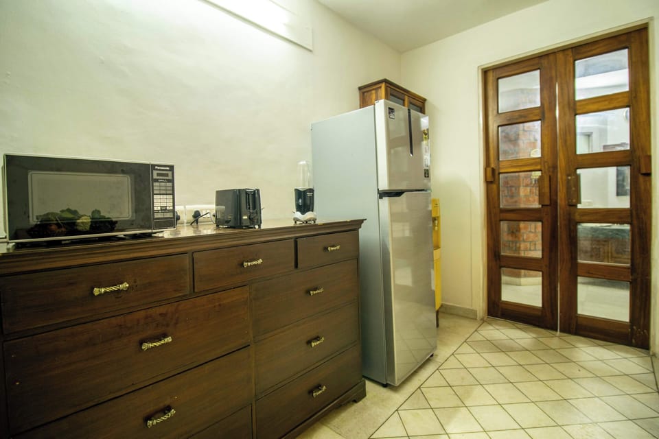 Standard Room, Ensuite, Garden View | Private kitchen | Electric kettle, dining table