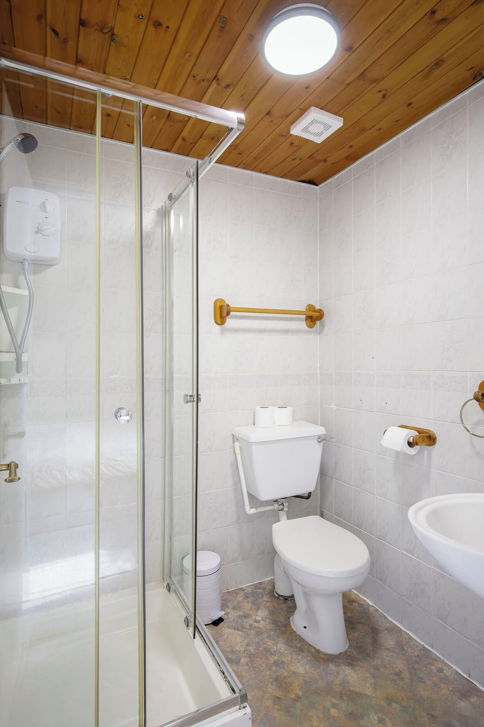 Classic Double Room | Bathroom | Towels, soap, shampoo, toilet paper