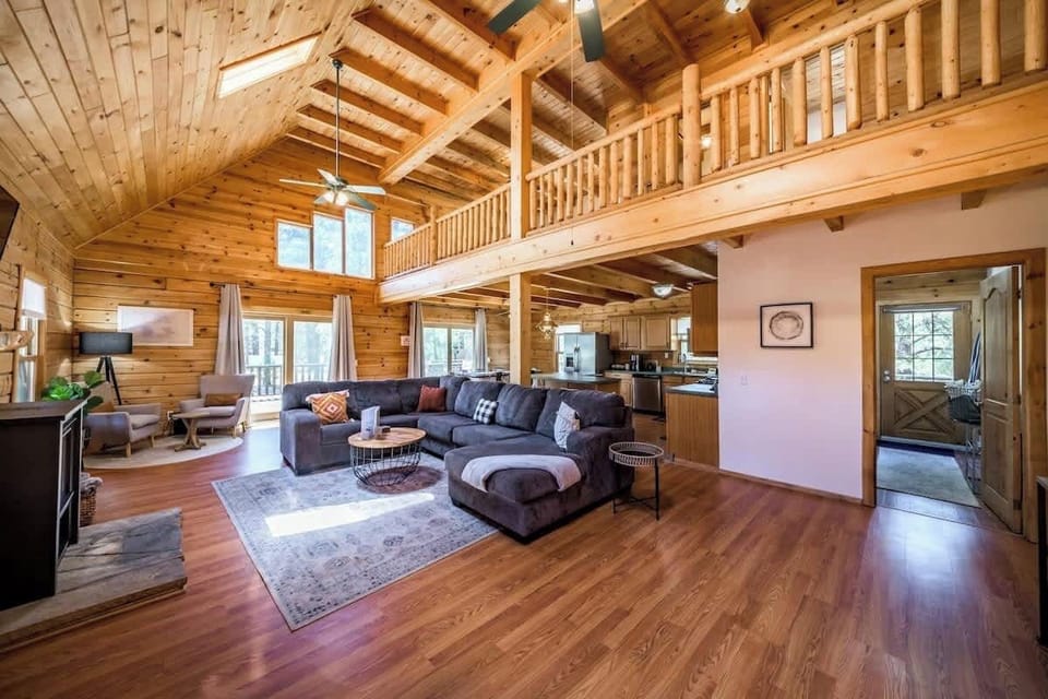 Welcome to our family cabin! Make yourself at home, relax and enjoy your stay. The entire property is set up with your comfort in mind. Enjoy this unique space with a high ceiling and wooden finishes that enchant.