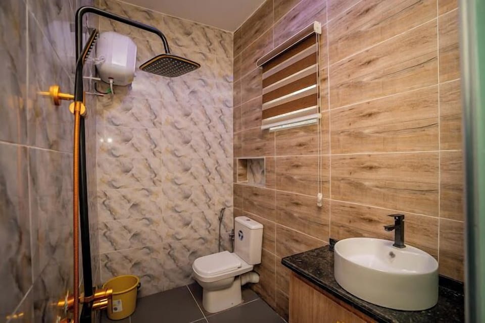 Deluxe Room, Balcony, City View | Bathroom | Free toiletries, hair dryer, towels, soap