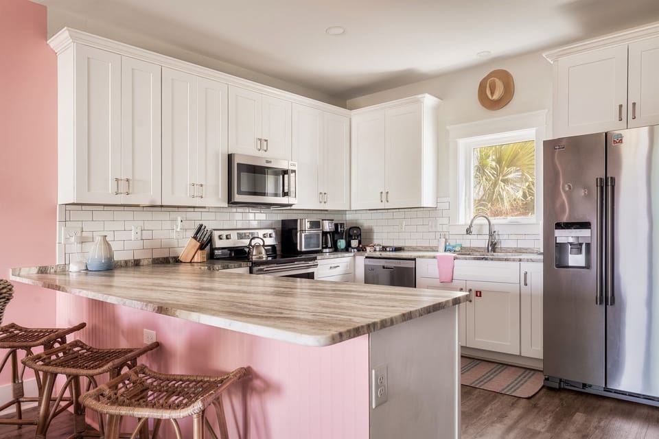 👩‍🍳 Cook like you're home—only better. Enjoy a fully equipped kitchen with modern appliances, plenty of counter space, and charming details throughout.