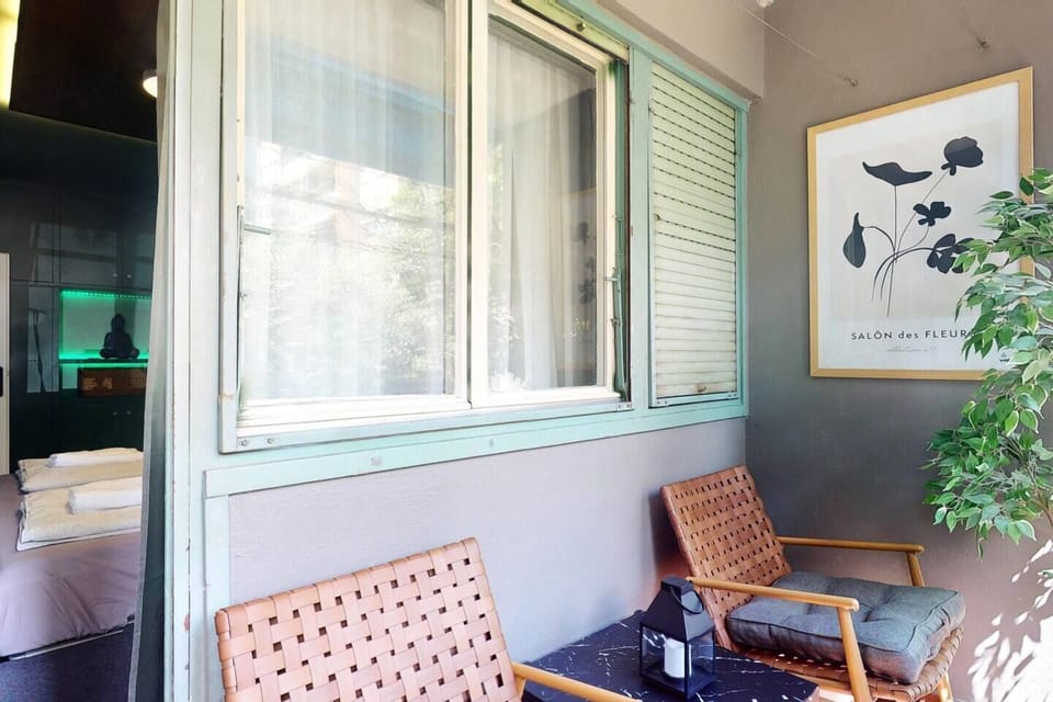  Outdoor seating area