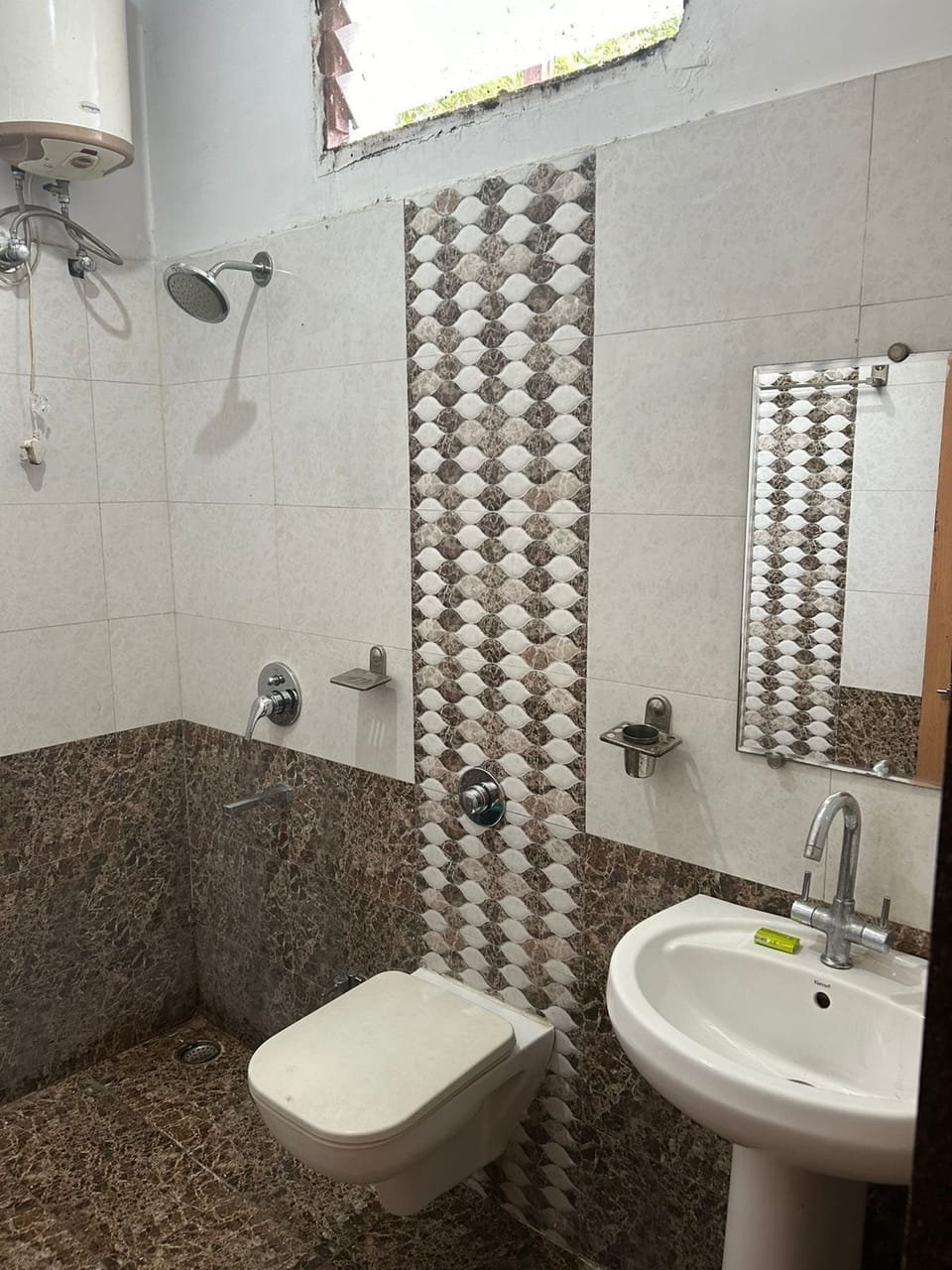Standard Room | Bathroom | Free toiletries, towels, soap, shampoo