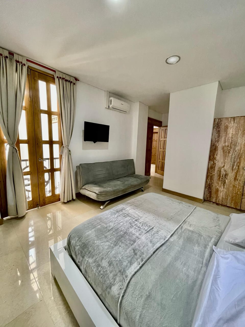 Comfort Room | Free WiFi