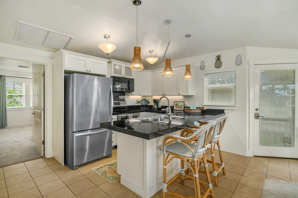 Fully Equipped Kitchen with Breakfast Bar