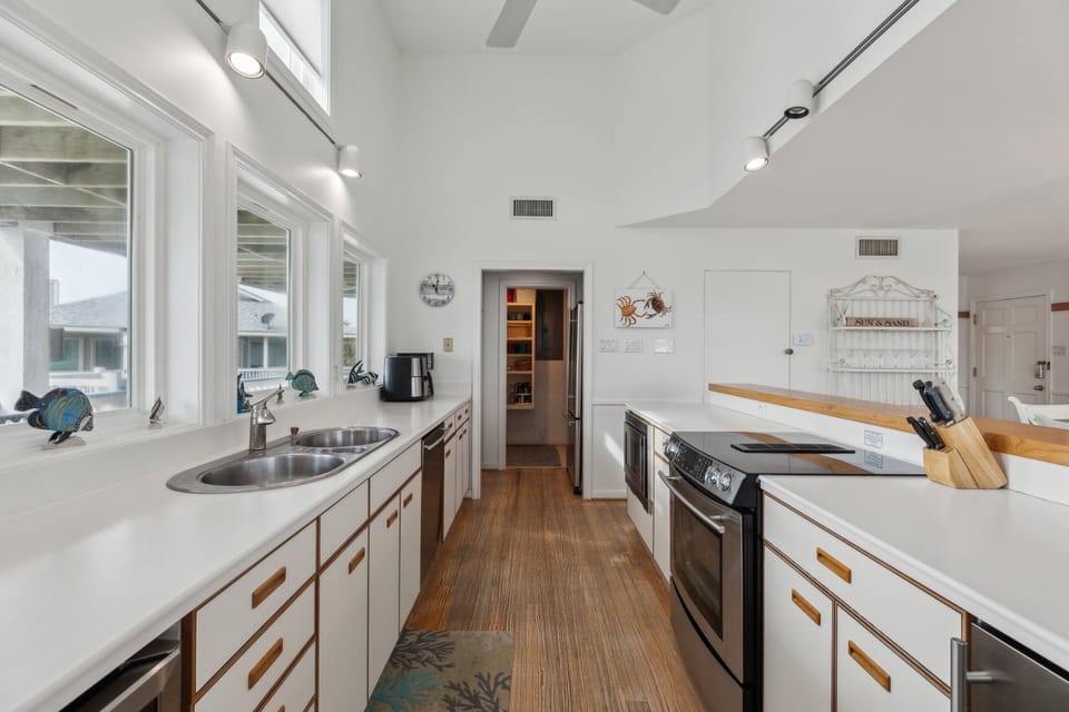 Walk-in Pantry and Washer/Dryer